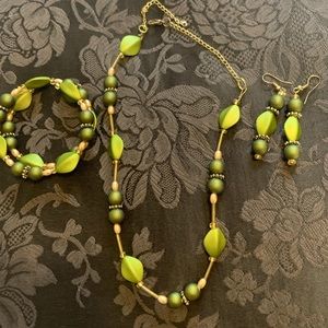 Very pretty necklace , bracelet and earring set . Like new